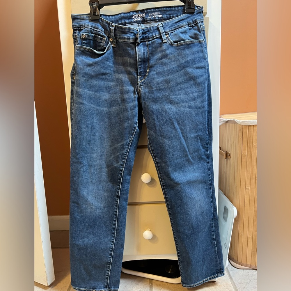 Levi Denizen denim jeans. Slim